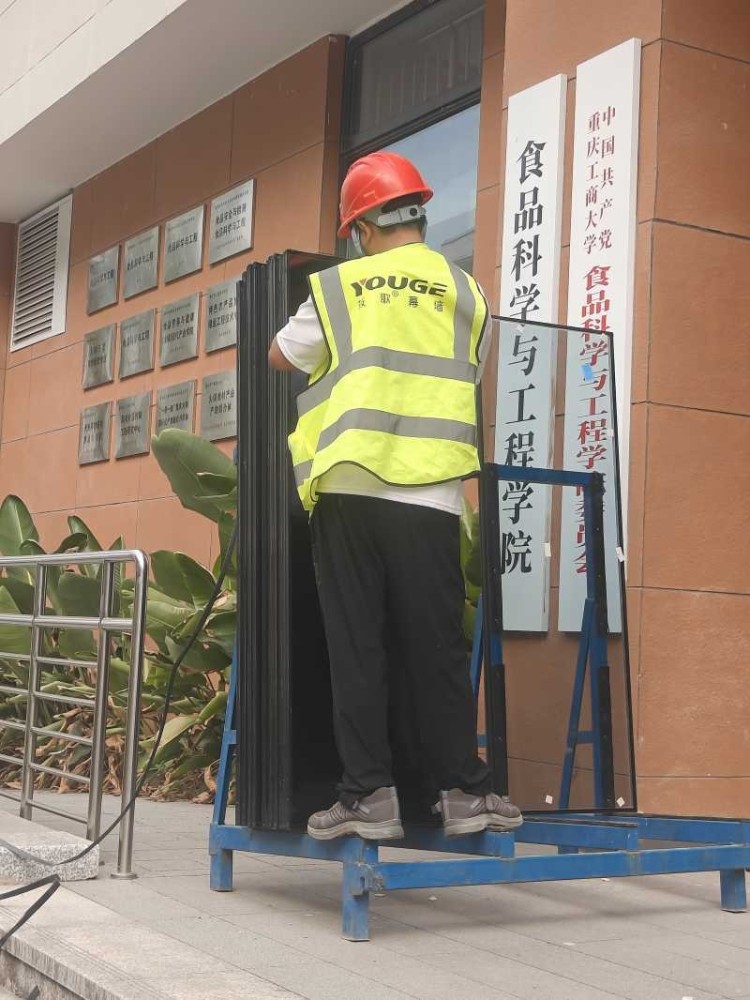塑钢门窗与铝合金门窗在实验室建筑中的技术对比：基于重庆工商大学食品学院工程实例