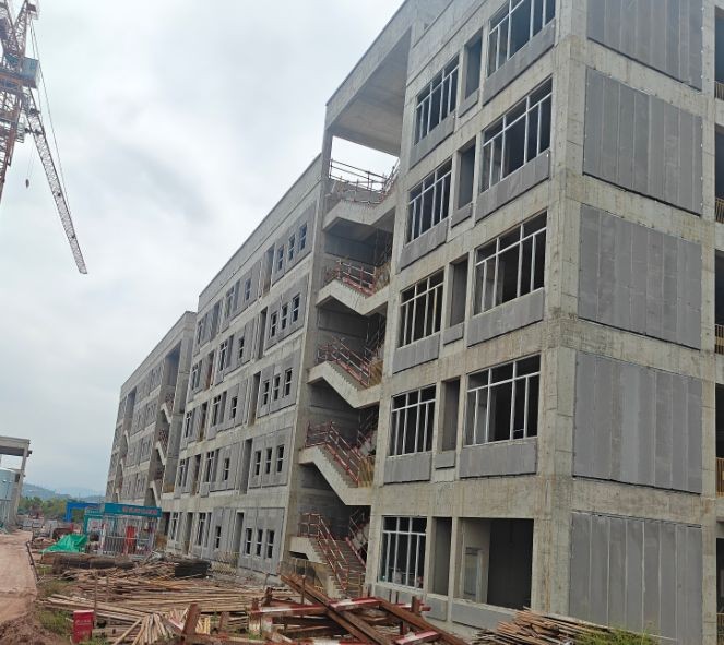 铜梁中学扩建教学楼窗洞待安装 铜梁中学扩建教学楼窗洞待安装