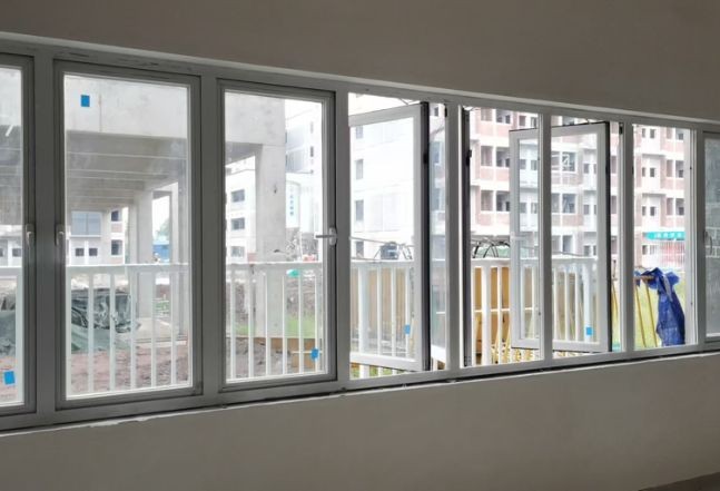 铜梁中学铝塑铝窗框安装完成效果 铜梁中学铝塑铝窗框安装完成效果