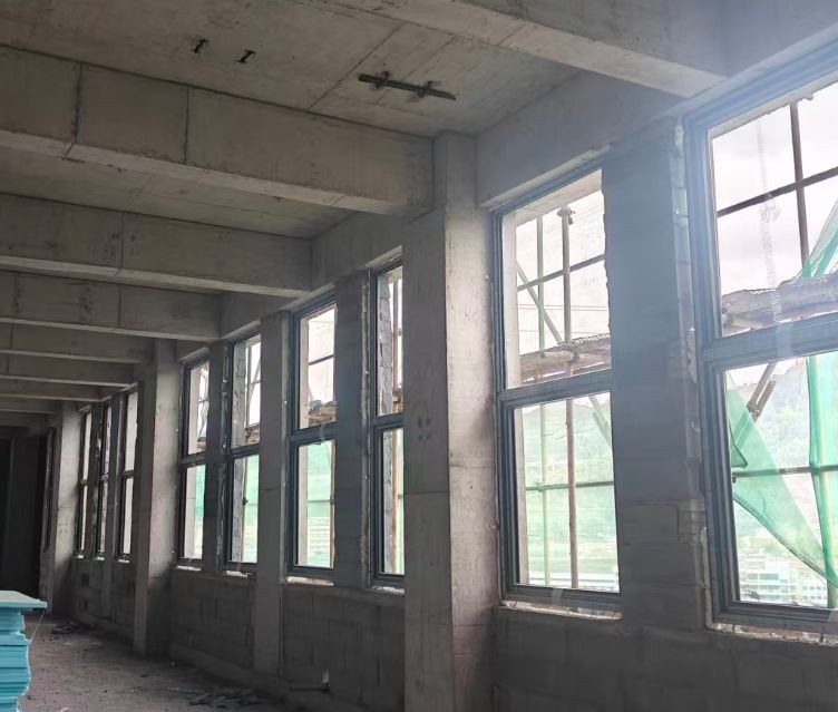 沿河云大数据中心塑钢窗框安装完成效果 沿河云大数据中心塑钢窗框安装完成效果
