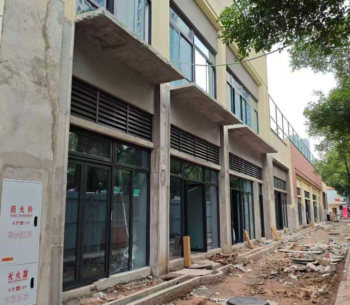鸳鸯小学沿街铝合金门窗外立面安装效果